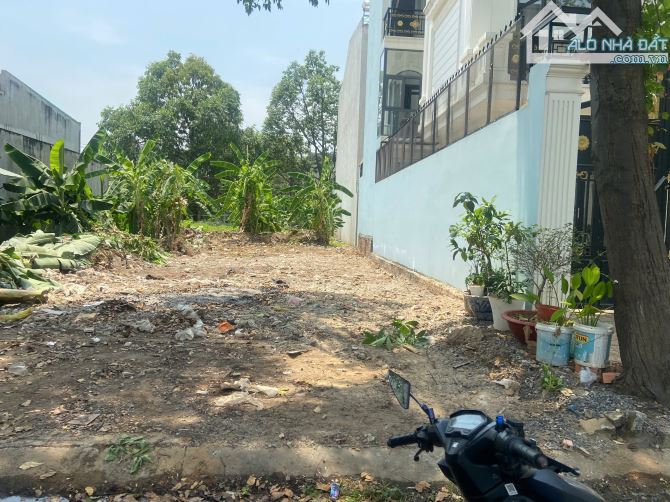 Chủ cần bán gấp nền 150m full thổ cư đường nhựa 20m sổ sẵn giáp ranh TP.HCM giá chỉ 40tr/m - 3