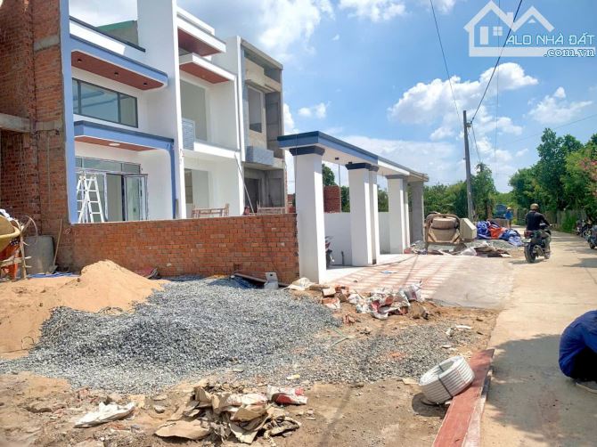 Mở bán 12 nền đất và nhà phố xây sẵn chính chủ sổ riêng sẵn thổ cư 100% gần chợ Thạnh Phú - 4