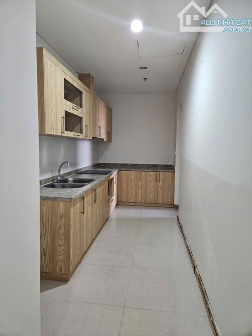Bán căn 3 ngủ 128m2 nội thất cơ bản đẹp, Đông Nam tại Golden Palace Mễ Trì - 4
