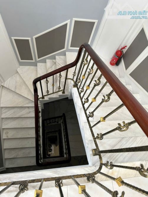 NHÀ CMT8 Q3 ( 7 X 23M2) 6 TẦNG NHÀ MỚI , THU NHẬP 100TR MỖI THÁNG . GIẢM 6 TỶ - 7