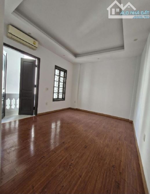 8.x tỷ/56 M2/4 tầng/7 M tiền/Phúc Đồng/ Ô tô đỗ cổng - 8