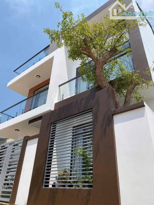 🏡HẠ GIÁ CHỈ CÒN 11 TỶ BÁN CĂN VILLA ĐẸP , DT : 175m2 ( 11x13m ) ĐƯỜNG TRẦN QUANG KHẢI,P8