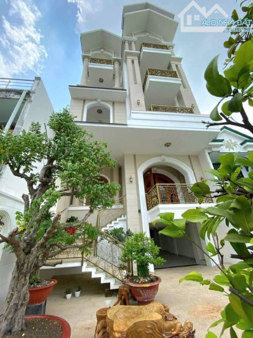 cần bán gấp căn biệt thự MT đường số đối diện siêu thị emax2