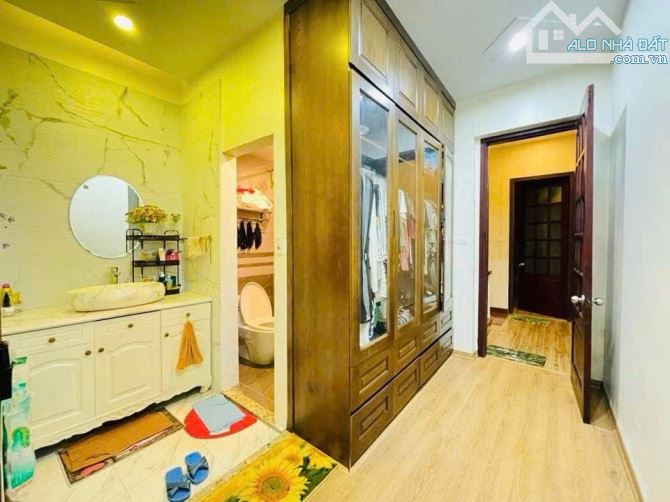 Bán Nhà Nguyễn Hoàng Tôn - Hàng Xóm Ciputra - Dạo Bộ Tây Hồ Lộng Gió - 8 Tỷ Nhỉnh