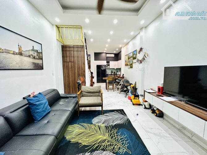 Siêu phẩm Nguyễn khoái , 45m -3 Tầng 3 ngủ , giá 6.3 tỷ