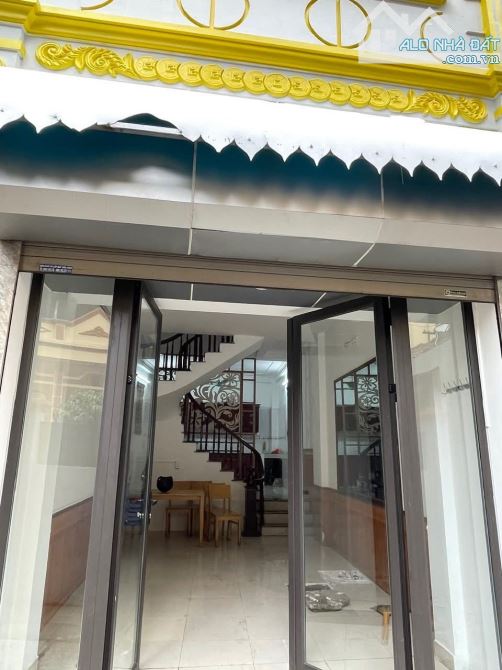 Bán nhà dân xây lô góc, oto đỗ cửa, gần phố, DT 41 m2, giá 8.95 tỷ.