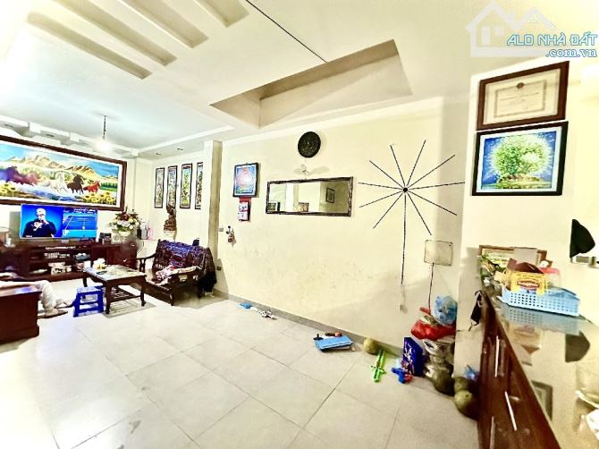 Mặt phố Hai Bà Trưng, quận Hoàn Kiếm, 180m2 x 5 tầng, mặt tiền, vỉa hè to, 105 tỷ!