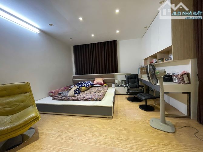 Nhà đẹp view hồ Hoàng Cầu Đống Đa 50m2 4T 2 thoáng chỉ 16.5 tỷ.