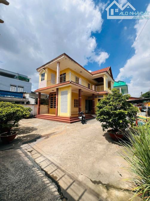 Bán nhà đường số 1 căn góc Quốc lộ 13 P HB. Phước gần chợ nông sản Thủ Đức (283m2) 11 tỷ