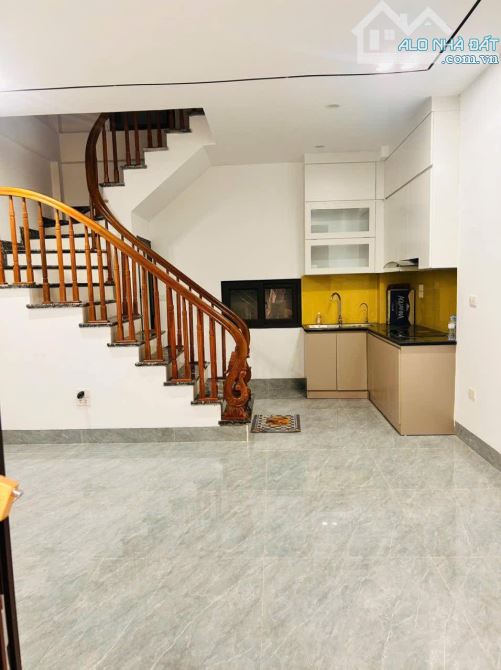 Cho thuê nhà ngõ 206 Cổ Linh Long Biên 9 triệu, 34m, 5 tầng ,3PN, full NT, Ô TÔ