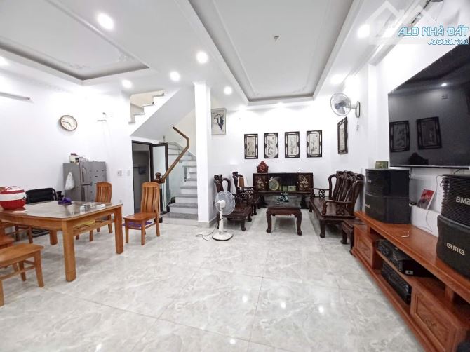 Bán nhà Độc lập 64m2x3T sân cổng riêng, ngõ ô tô tại Đằng Hải, giá hot