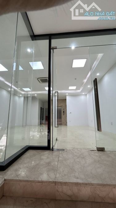 bán nhà 8 tầng thang máy sổ vuông oto 7 chỗ qua phố Nguyễn Khánh Toàn Cầu Giấy 65m 25 tỷ