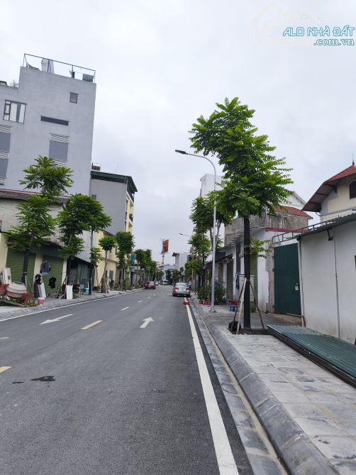 BÁN ĐẤT ĐẤU GIÁ CỰ KHỐI,LONG BIÊN ĐƯỜNG 8M,VỈA HÈ RỘNG,KINH DOANH DT 70M GIÁ 12tỷ