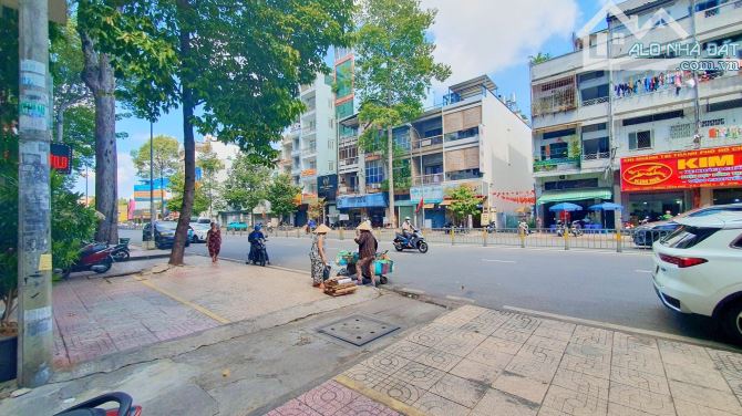 Bán nhà 2 mặt tiền VIP quận 5, Nh(10x19m) 2 tầng, bên trong nhà mới, KV chợ và Đại học