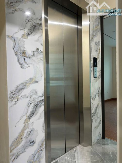 BÁT KHỐI BÁN NHÀ 6 TẦNG.  32M .THANG MÁY. MT 4. NHỈNH 7.TỶ