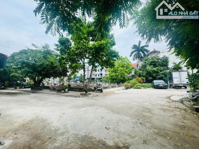 Cần bán mảnh đất- Nguyễn Khoái- Ô tô tránh- View Hồ- Kinh doanh- Mặt tiền rộng- 65m2