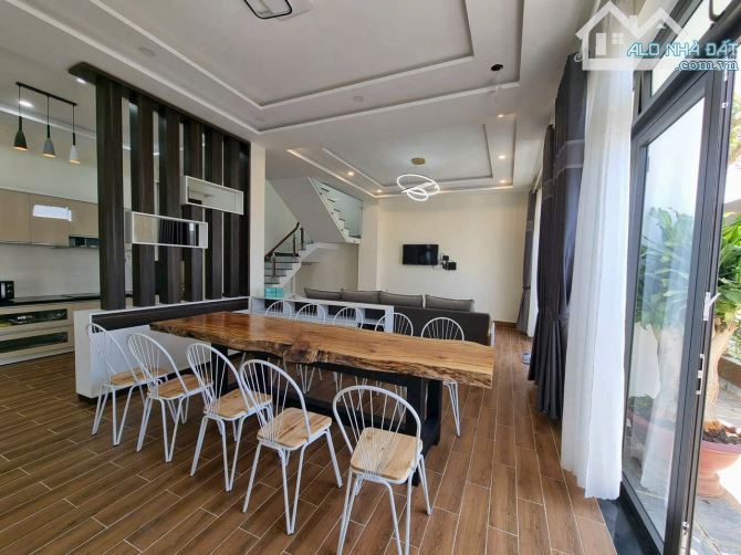 🏡HẠ GIÁ CHỈ CÒN 11 TỶ BÁN CĂN VILLA ĐẸP , DT : 175m2 ( 11x13m ) ĐƯỜNG TRẦN QUANG KHẢI,P8 - 1