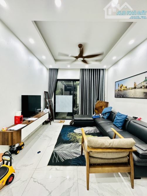Siêu phẩm Nguyễn khoái , 45m -3 Tầng 3 ngủ , giá 6.3 tỷ - 1
