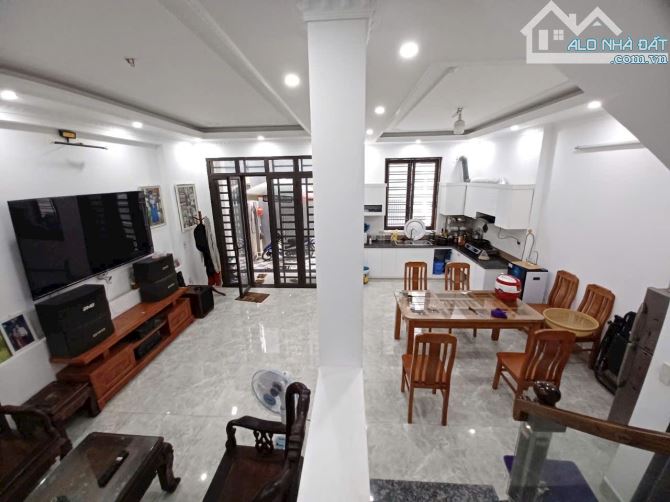 Bán nhà Độc lập 64m2x3T sân cổng riêng, ngõ ô tô tại Đằng Hải, giá hot - 1