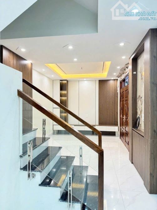 Chính chủ bán nhà đẹp,giá tốt(35m2.ô tô đỗ tận cửa)Ngay Đại học TDTT.Giá 2.8 tỷ - 1
