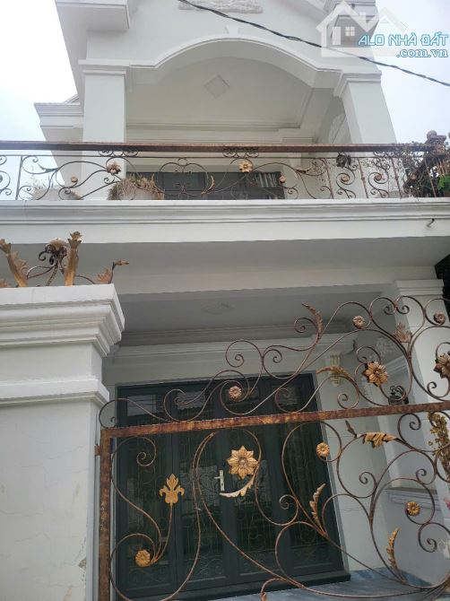 BÁN NHÀ 2 TẦNG - DT 90M² - CHỈ HƠN 4 TỶ - SỔ HỒNG RIÊNG  Vị trí: Nguyễn Bình, Phú Xuân, Nh - 4