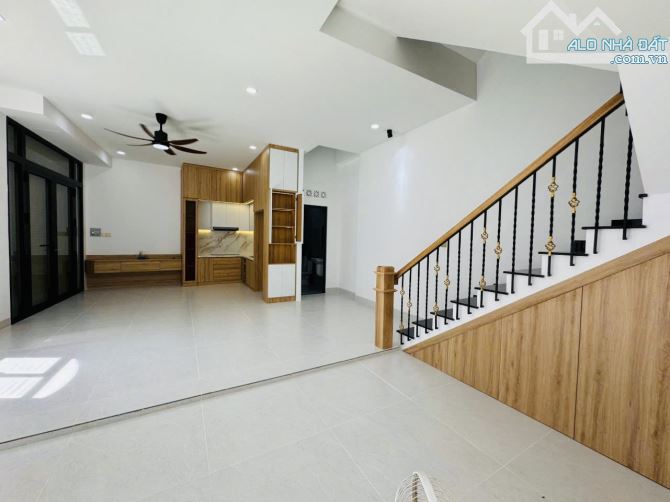 NHÀ PHỐ MỚI XÂY ĐẸP LUNG LINH - NGANG GẦN 10M - NHÀ ĐẸP 3 TẦNG FULL NỘI THẤT - Giá: 7.9Tỷ