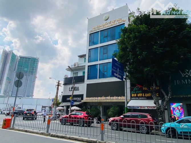HĐT 155tr / 50 Tỷ - Toà nhà Ngang 8m - Ngay Trần Hưng Đạo, Quận 1, TpHCM - 1