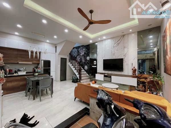 7.5 TỶ CÓ NHÀ 40M2,  MẶT TIỀN 7M TỰ XÂY 4 TẦNG Ở NGUYỄN TRÃI, THANH XUÂN