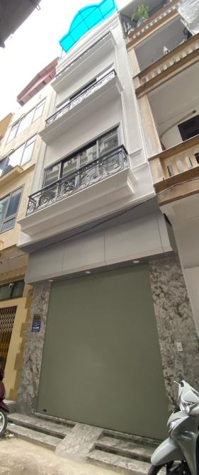 Nhà đẹp ở ngay Trần Quốc Hoàn Cầu Giấy. Sổ vuông 40m, 5 tầng MT4m Giá 15 tỷ Ngõ ô tô