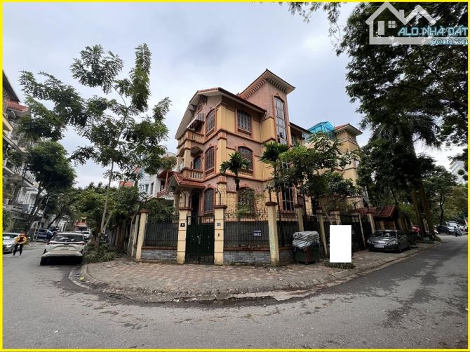 Độc nhất! Biệt thự nhà vườn KĐT Trung Yên, căn góc, oto đỗ cửa, vỉa hè rộng, 210m*4T