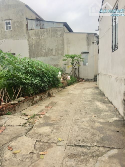 - Bán đất xã Phú nghĩa 43 m2, Mt 5 m, Gần đường Quốc Lộ 6A , Giá chỉ 2.249 tr