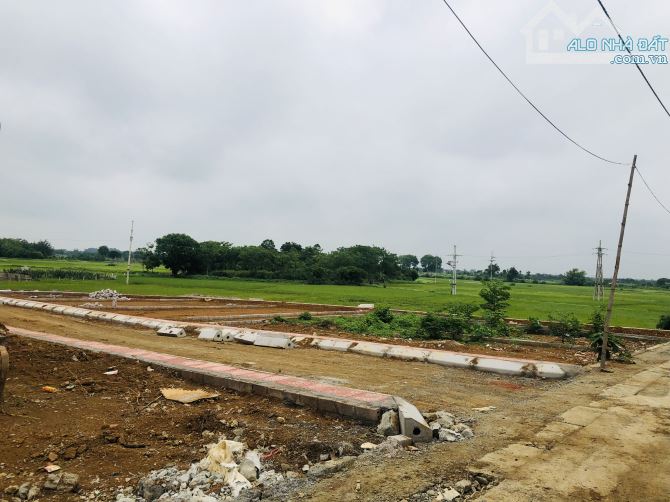 Lô góc 3 mặt thoáng 100m nằm trên đường h8 nối ra đại lộ thăng longgiá f0, gần gas metro,