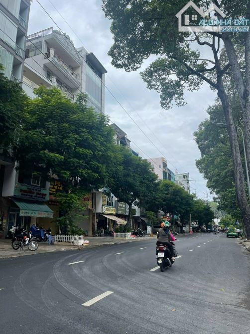 Bán nhanh nhà cũ Mặt Tiền Hùng Vương (4 x15m) Giá bán: 20 Tỷ.