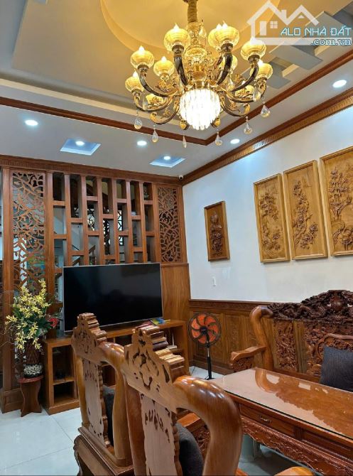 HXH – NHÀ ĐẸP 3 TẦNG – NỘI THẤT CAO CẤP – CÓ HỆ THỐNG NĂNG LƯỢNG MẶT TRỜI – ĐIỆN MIỄN PHÍ