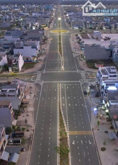 Chính chủ gửi bán 250m2 ONT, nằm trong khu nhà vườn biệt thự, đối diện công viên cây xanh.