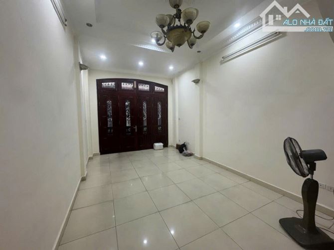 PL NGUYỄN CHÍ THANH - Ô TÔ ĐỖ CỬA - KINH DOANH - 39m2 5 tầng MT 3.7m Giá 19.8 tỷ
