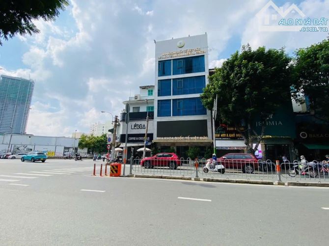 HĐT 155tr / 50 Tỷ - Toà nhà Ngang 8m - Ngay Trần Hưng Đạo, Quận 1, TpHCM - 2