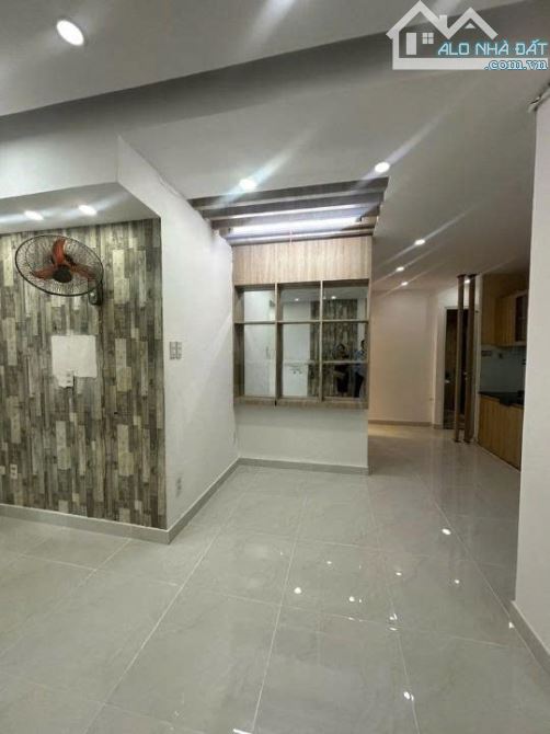 Cho thuê Cao Ốc Đặng Văn Ngữ , 2PN , 2WC , nội thất cơ bản ,Giá : 13 triệu / tháng - 1