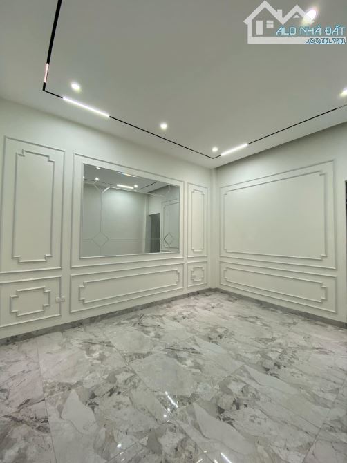 Nhà đẹp ở ngay Trần Quốc Hoàn Cầu Giấy. Sổ vuông 40m, 5 tầng MT4m Giá 15 tỷ Ngõ ô tô - 2