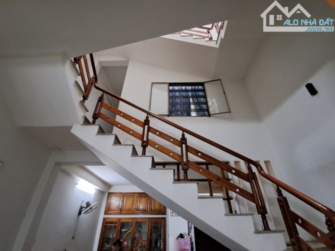 Bán gấp nhà MT Lê Đình Dương, Hải Châu sát Nguyễn Văn Linh, gần 90m, 4 tầng, Giá chỉ 2x Tỷ - 2