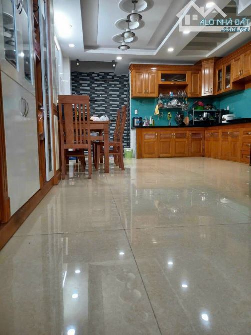 Rất hiếm. Hai MT hẻm kinh doanh 12m đường Cách Mạng Tháng 8. Q3. DT: 7*20m. Hầm +5T. 34tỷ - 2