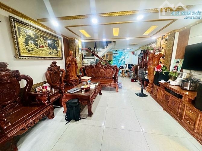 TÂN PHÚ - HẺM XE HƠI - NHÀ ĐẸP 5 TẦNG - 66M2 - NGANG GẦN 5M - 4PN 6WC - AN NINH . - 2