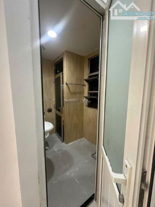 Cho thuê Cao Ốc Đặng Văn Ngữ , 2PN , 2WC , nội thất cơ bản ,Giá : 13 triệu / tháng - 3