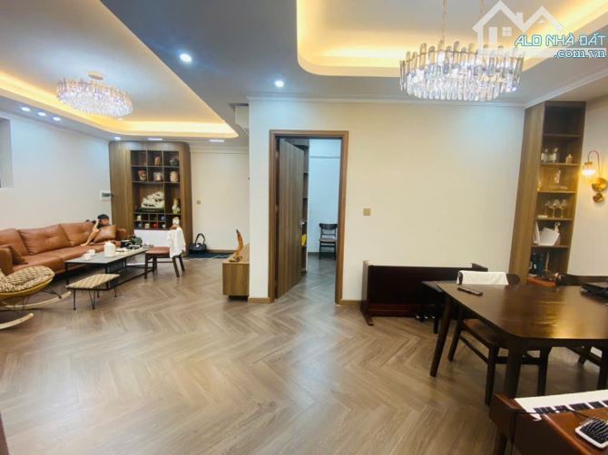 Bán căn CC Nam Trung Yên - Cầu Giấy - Hà Nội. FULL nội thất. Giá 5.25Tỷ. DT: 68.9m2 - 3