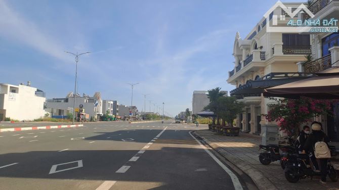 Chính chủ gửi bán 250m2 ONT, nằm trong khu nhà vườn biệt thự, đối diện công viên cây xanh. - 3