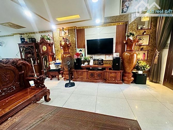TÂN PHÚ - HẺM XE HƠI - NHÀ ĐẸP 5 TẦNG - 66M2 - NGANG GẦN 5M - 4PN 6WC - AN NINH . - 3