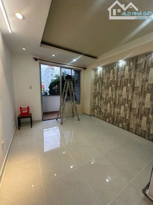 Cho thuê Cao Ốc Đặng Văn Ngữ , 2PN , 2WC , nội thất cơ bản ,Giá : 13 triệu / tháng - 4