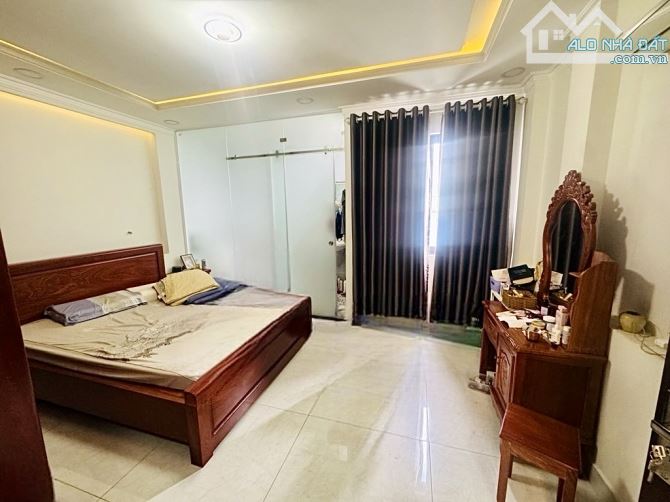 TÂN PHÚ - HẺM XE HƠI - NHÀ ĐẸP 5 TẦNG - 66M2 - NGANG GẦN 5M - 4PN 6WC - AN NINH . - 4