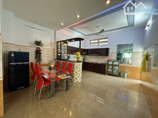 Bán Biệt Thự Gốc 2MT Đường Nội Bộ Lê Bôi- 199m- 11.5m x 18m - 1 Trệt 1 Lầu =3PN-4WC -F7 Q8 - 7