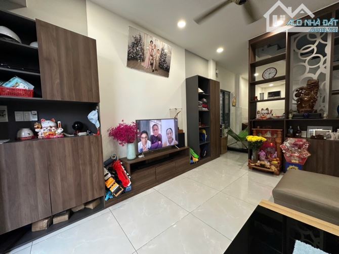 ✈️✈️NGAY EMART - HẺM XE HƠI 7 CHỖ - NHÀ THIẾT KẾ 2 TẦNG NHÀ ĐẸP - NGANG 4.2X13 - DTCN 58M2